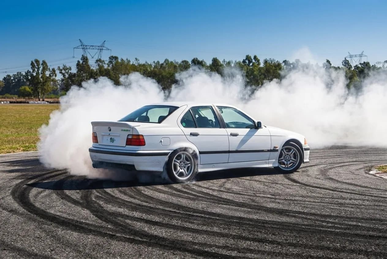 Cómo se hace un donut con el auto (y en qué se diferencia del drift)