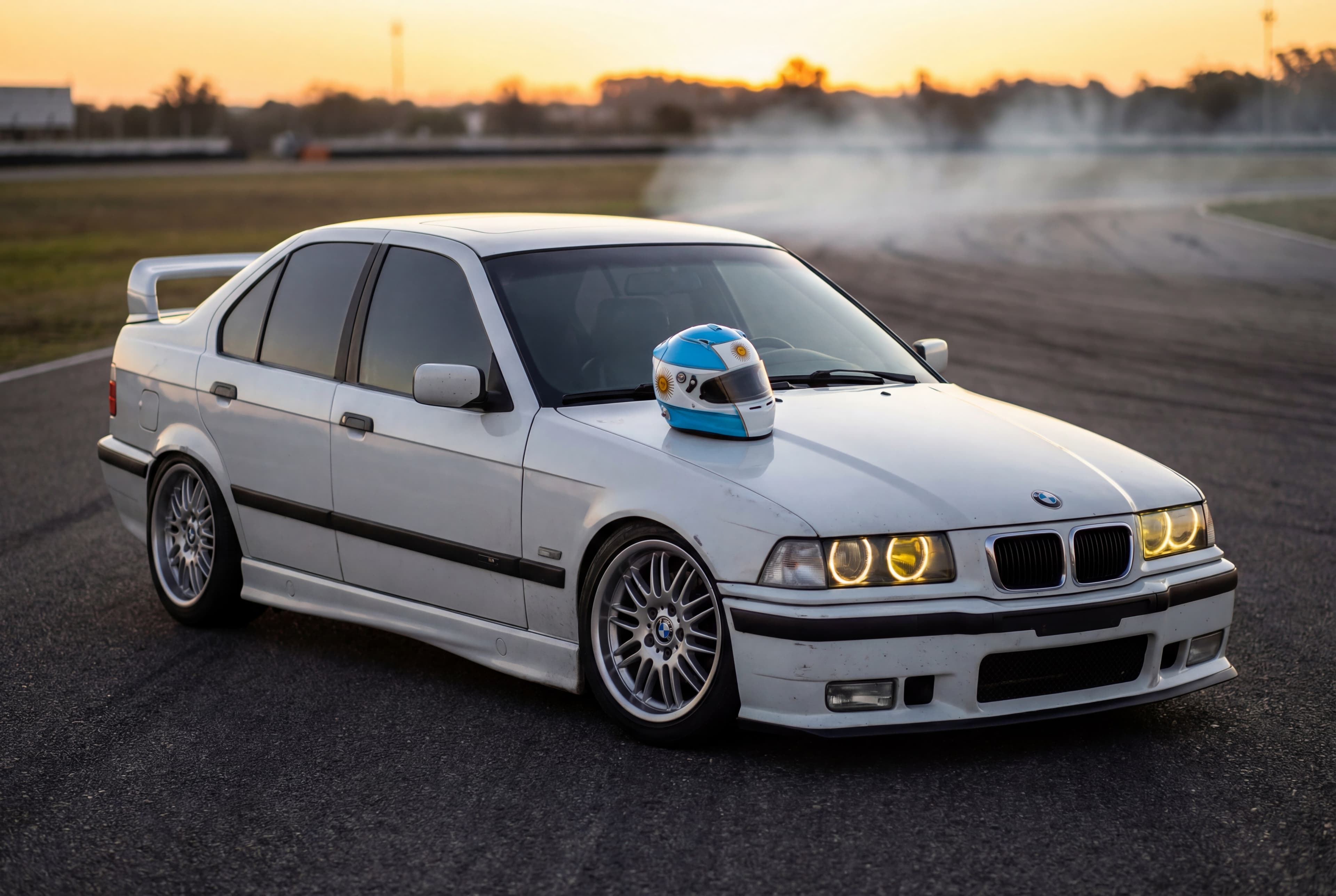 BMW E36 haciendo drift en pista privada — foto 4