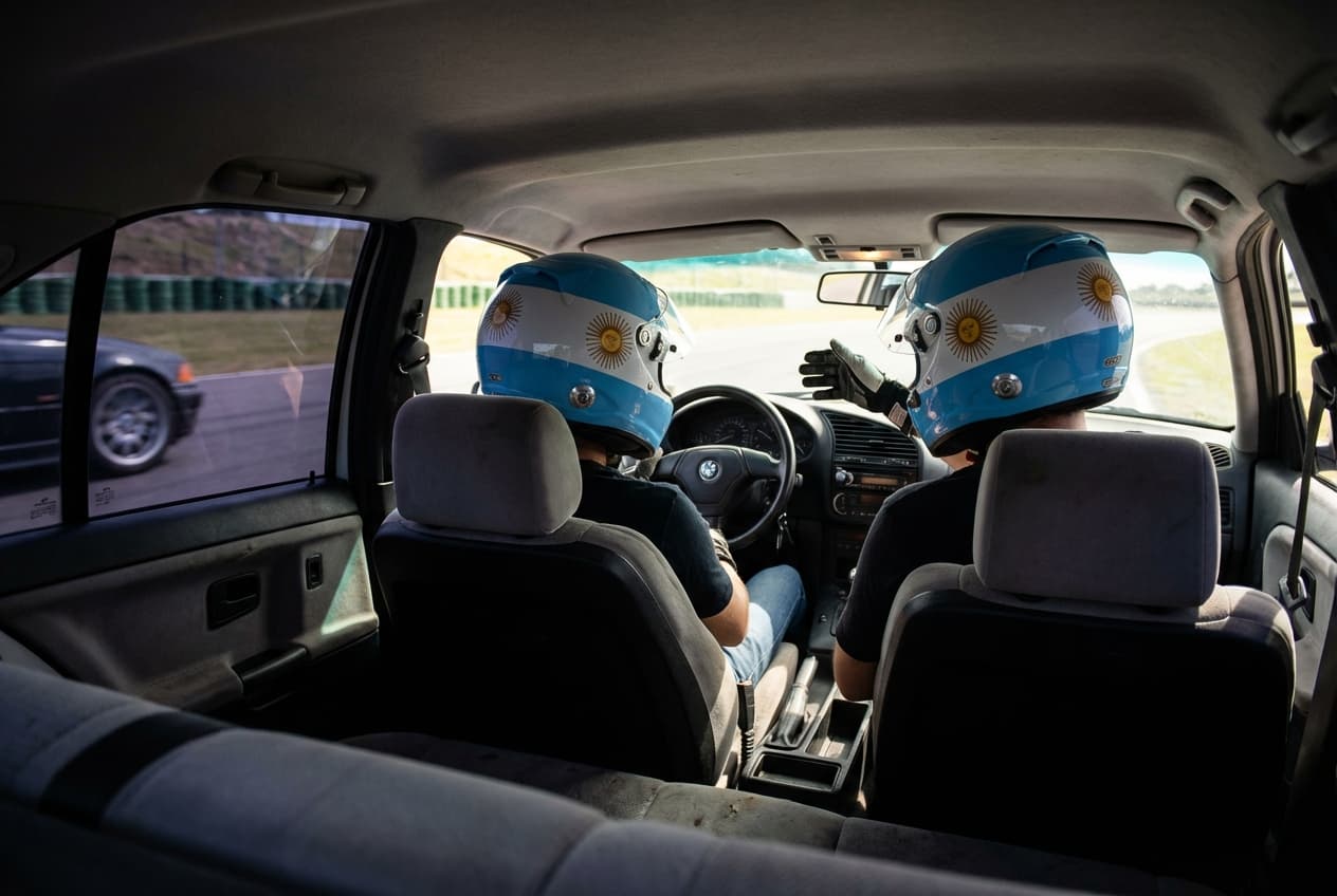 BMW E36 haciendo drift en pista privada — foto 2