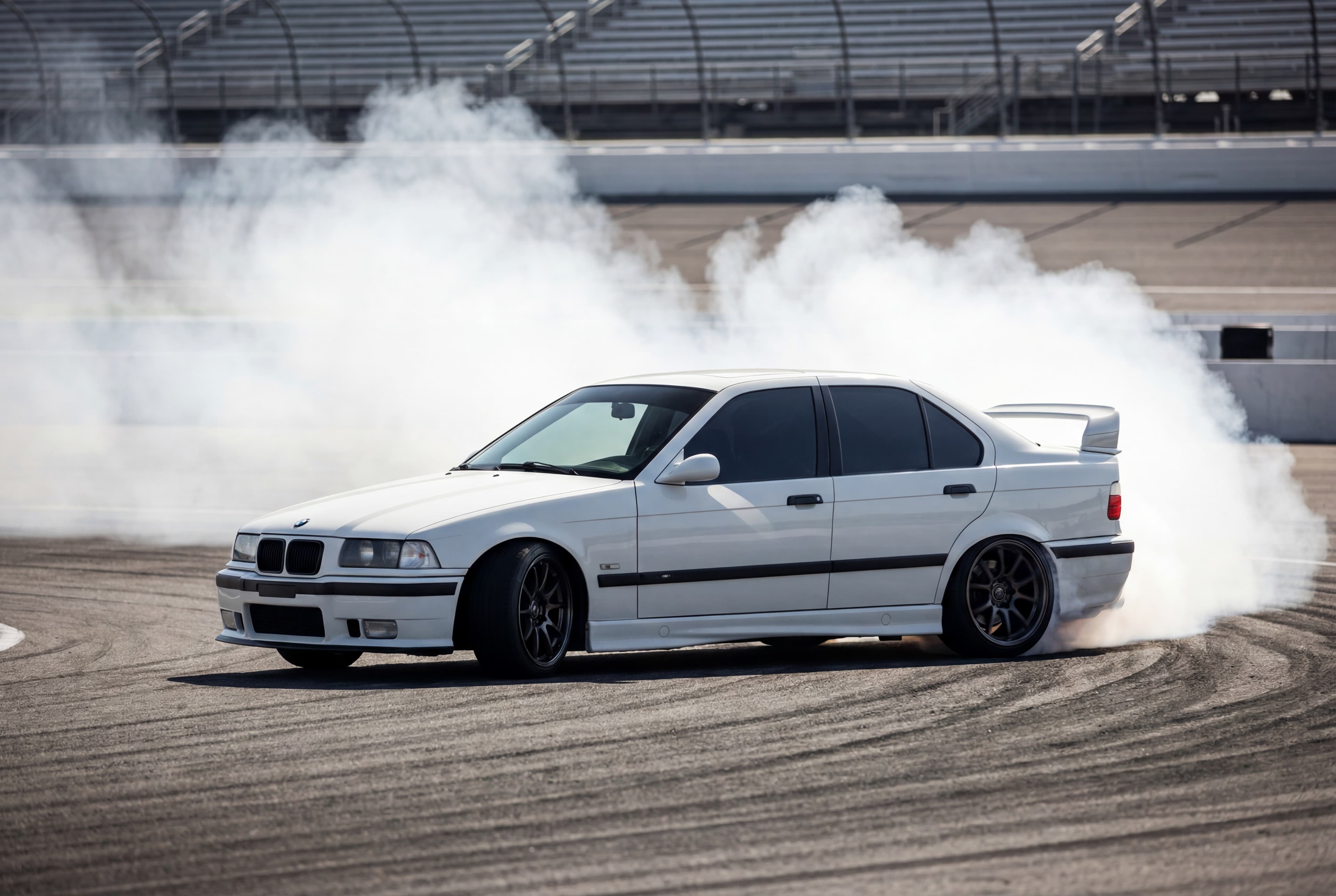 BMW E36 derrapando en pista — Escuela de Drift Racing Rental