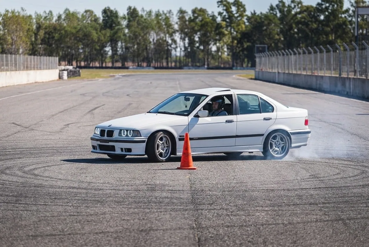 BMW E36 blanco haciendo un donut lento alrededor de un cono: fundamentos de las sesiones 1 y 2