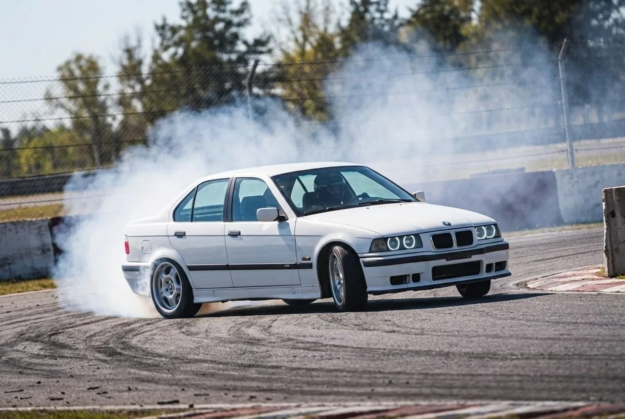 BMW E36 blanco en transicion entre dos curvas con mas angulo: tecnica intermedia de las sesiones 3 y 4