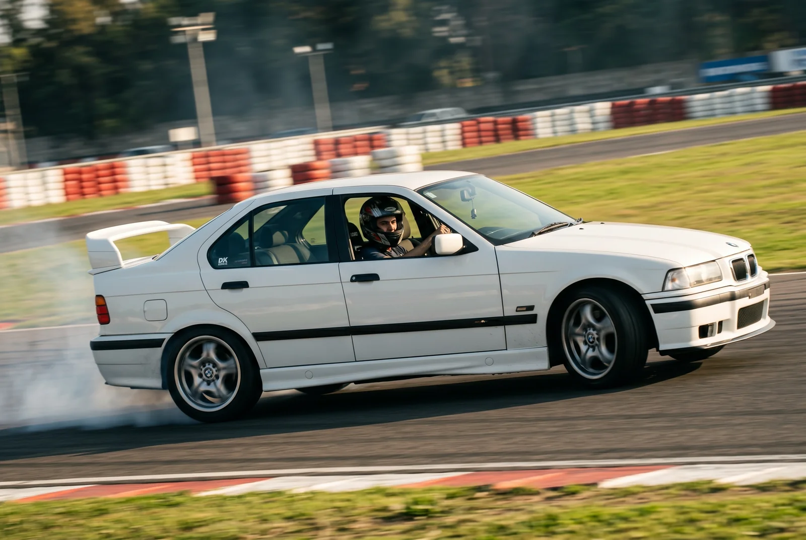 Primer derrape controlado de un alumno en el BMW E36 en autodromo de Buenos Aires, humo de neumaticos traseros