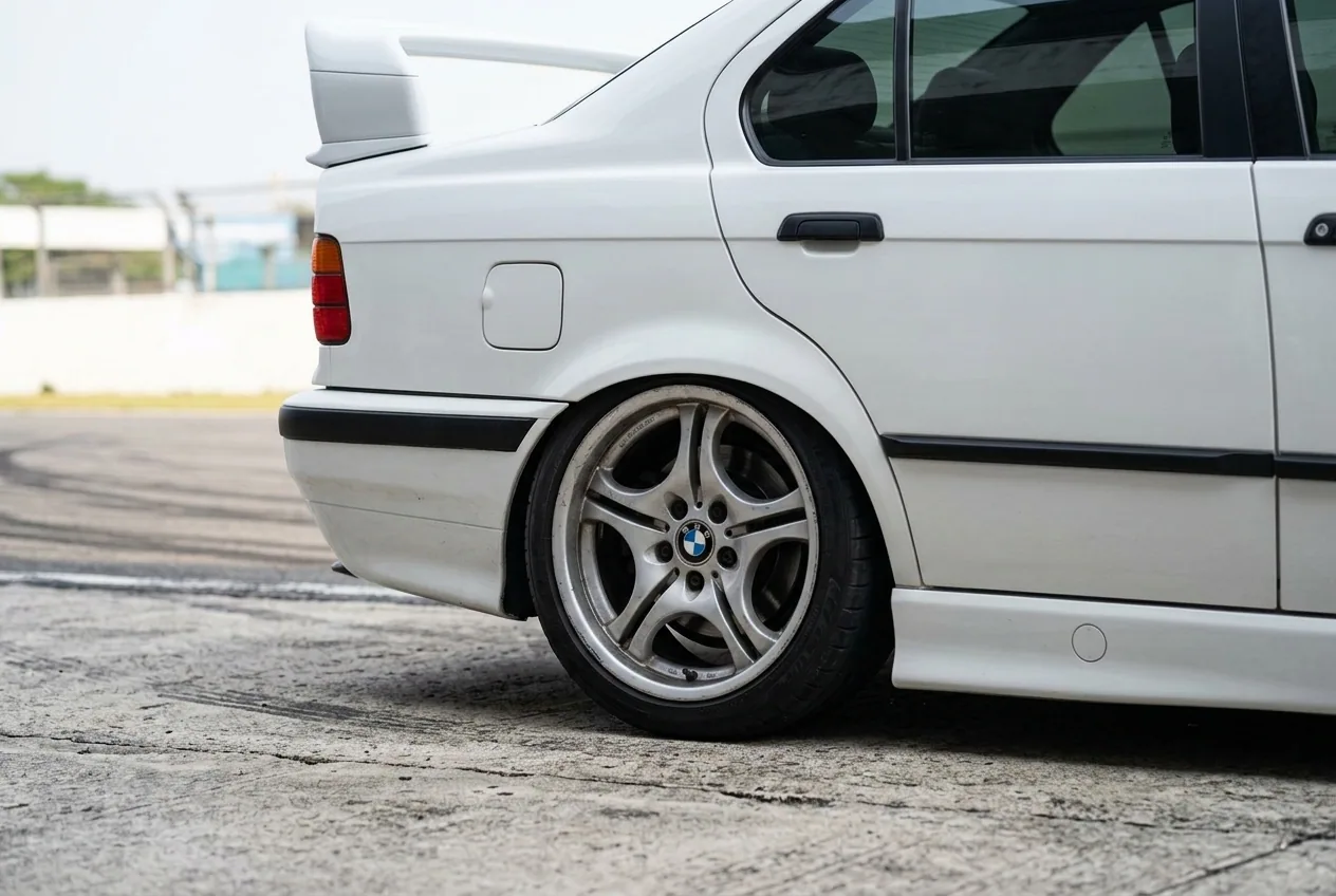 Detalle de la rueda M y la postura baja del BMW E36 preparado para drift