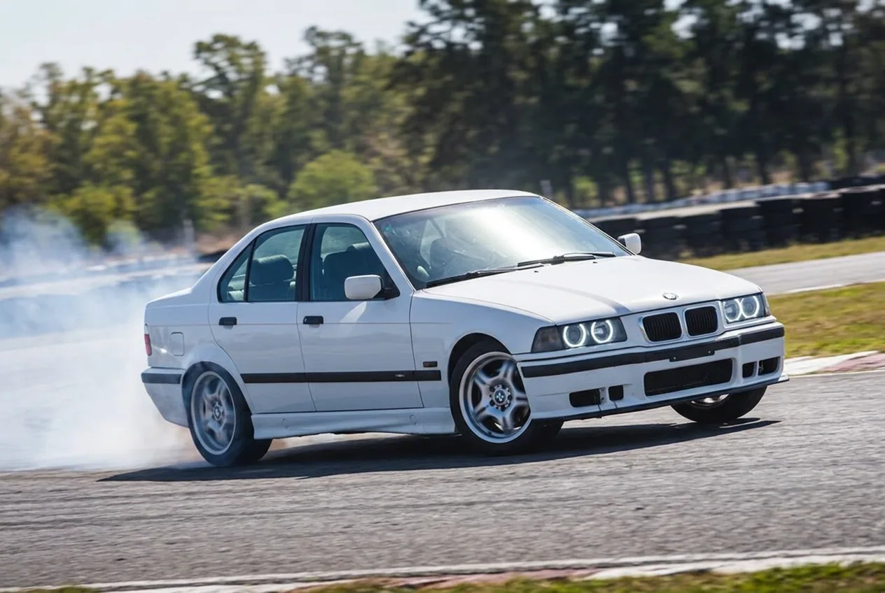 BMW E36 cambiando de peso en una finta, cruzado de un lado al otro con humo