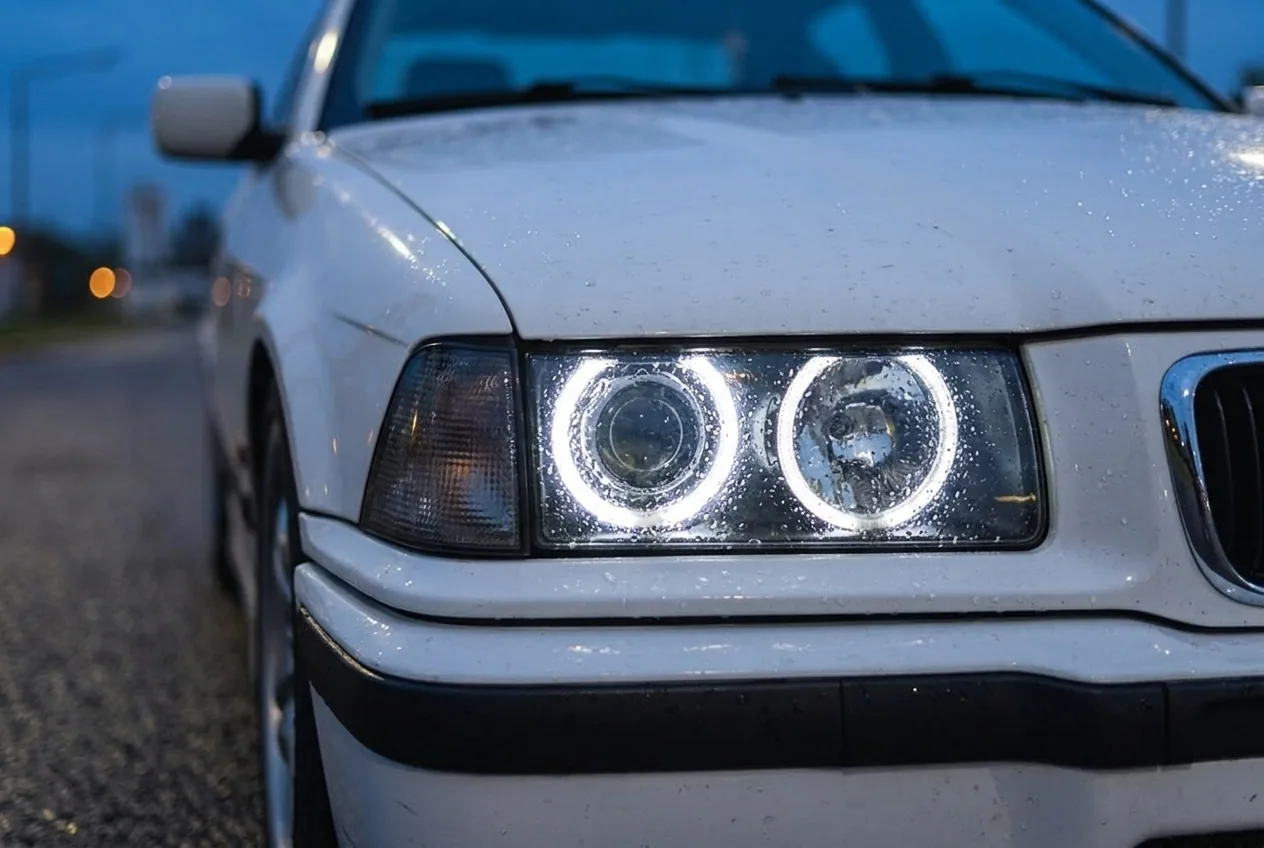Faro angel eyes blanco encendido del BMW E36, clase de drift como regalo de cumpleanos 25 en Buenos Aires