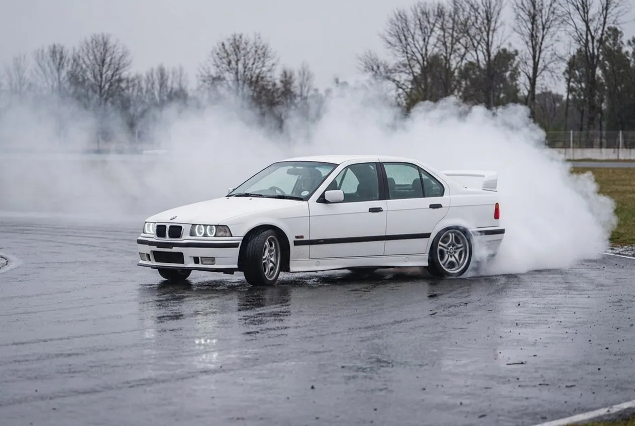 BMW E36 blanco derrapando con humo de neumaticos, video del Drift Experience como regalo de cumpleanos 25