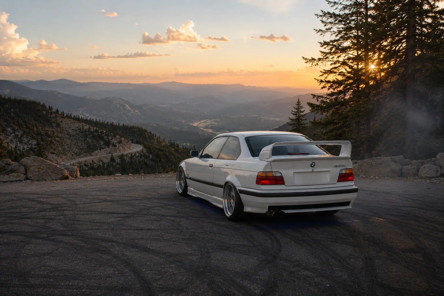 BMW E36 en mirador de montana al atardecer — regalo de cumpleanos 40 como experiencia memorable