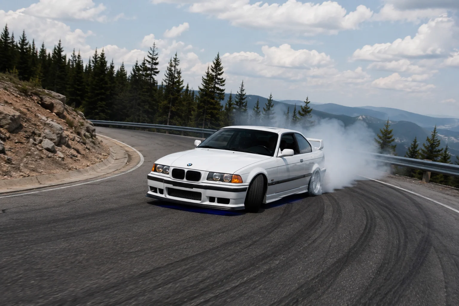 BMW E36 derrapando en curva de montana al sol — drift como regalo de cumpleanos 40 en Buenos Aires