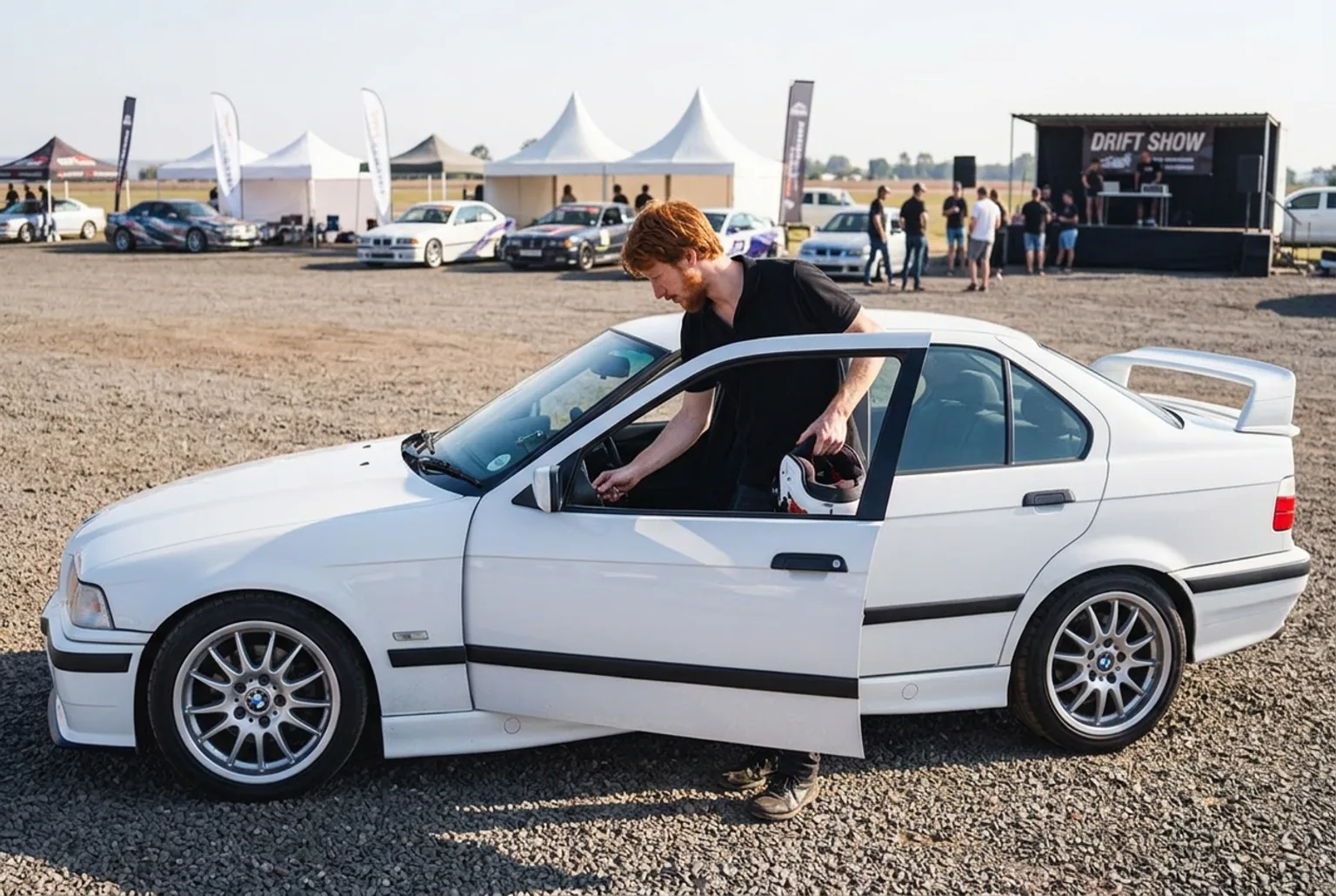 Piloto e instructor preparando el BMW E36 antes del show de drift en un predio de cumpleanos en Buenos Aires