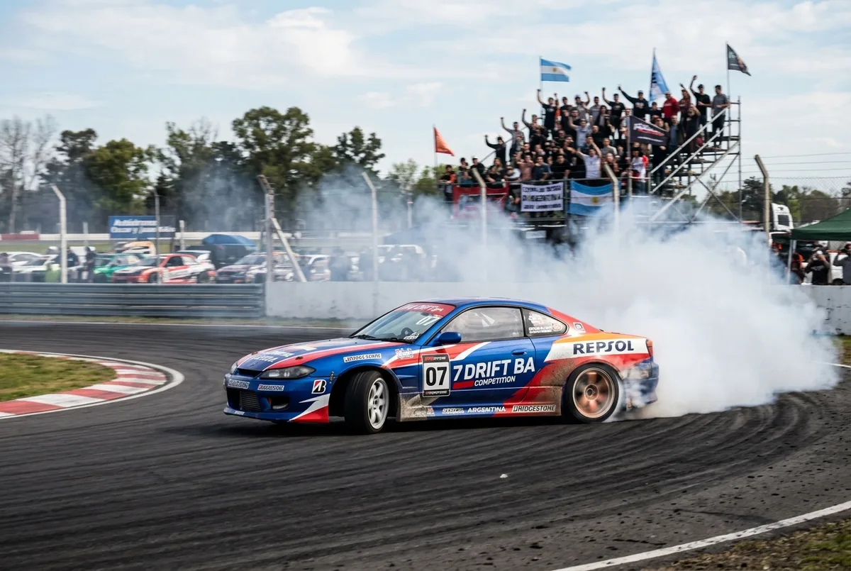 BMW E36 driftando com fumaca numa pista privada fechada a 40-50 minutos de Buenos Aires durante uma aula de drift
