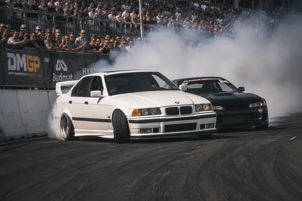 BMW E36 derrapando en autodromo privado, drift como regalo de experiencia premium