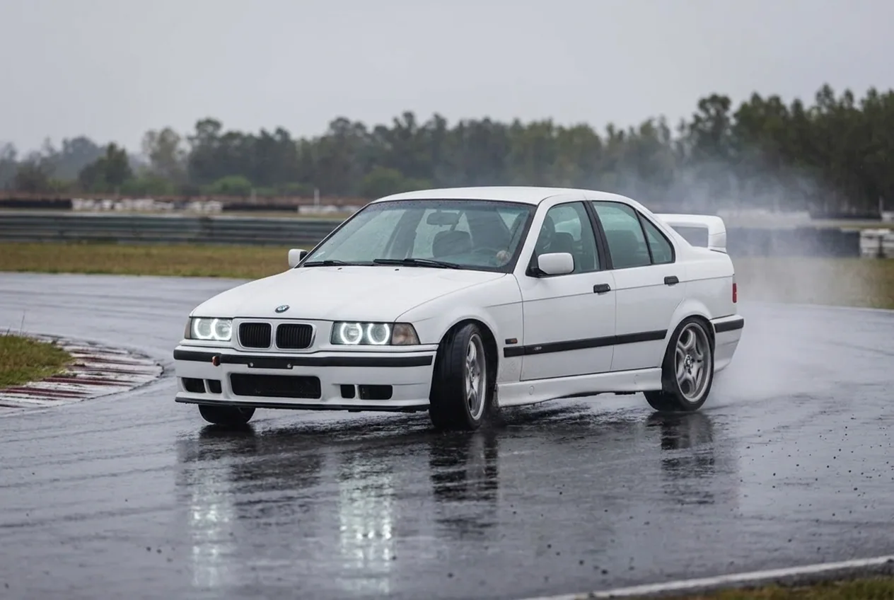 BMW E36 blanco derrapando de costado en pista en una clase de drift para principiantes en Buenos Aires