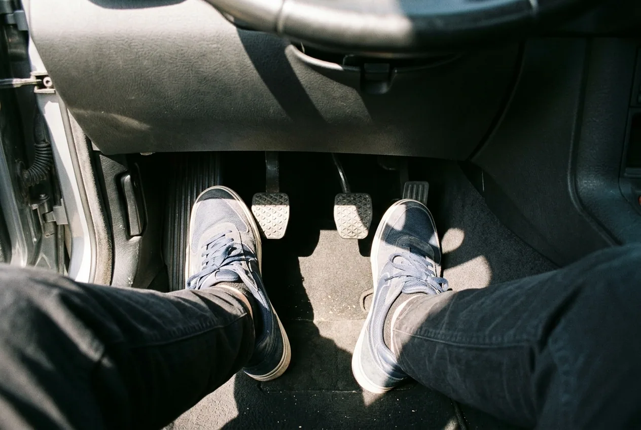Vista desde el asiento del conductor de los tres pedales del BMW E36 manual para clase de drift