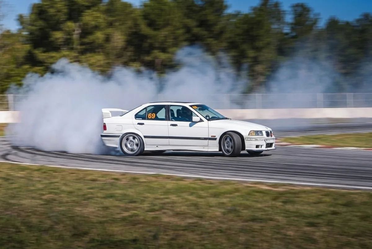 BMW E36 preparado para drift en pista cerrada — auto incluido en una escuela de drift en Argentina