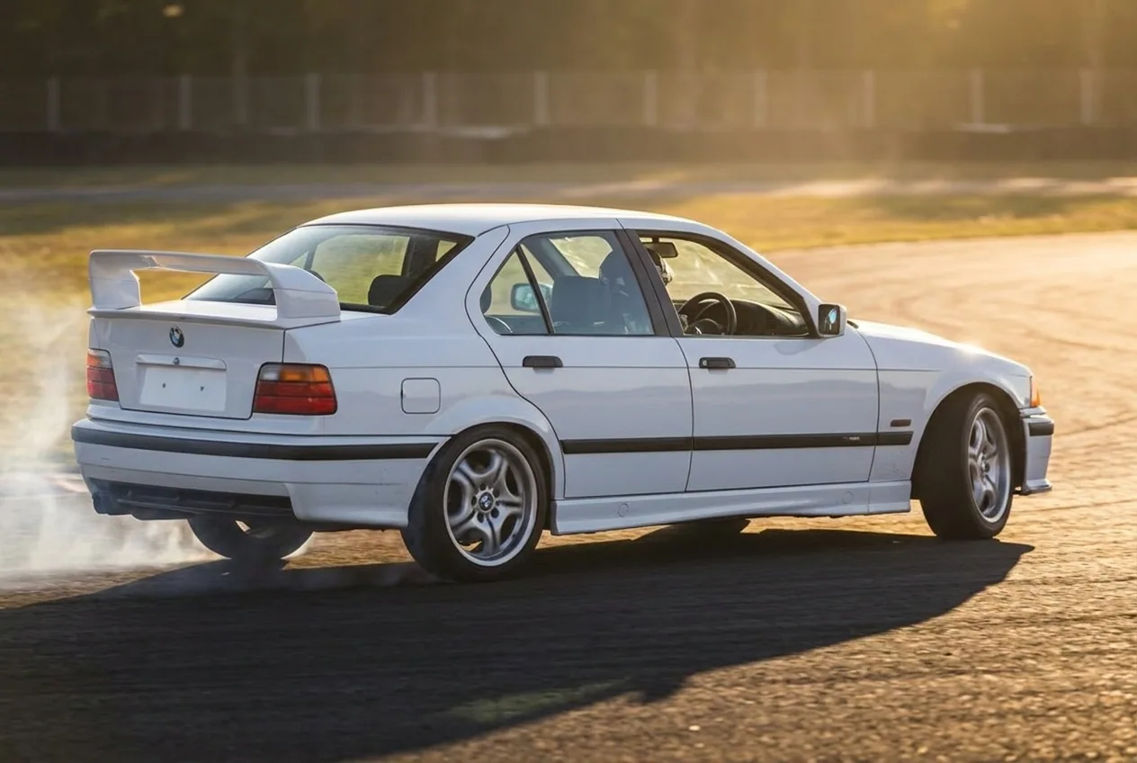 BMW E36 blanco en pleno drift con contravolante y humo en autodromo cerrado de Buenos Aires, regalo de experiencia para fierrero