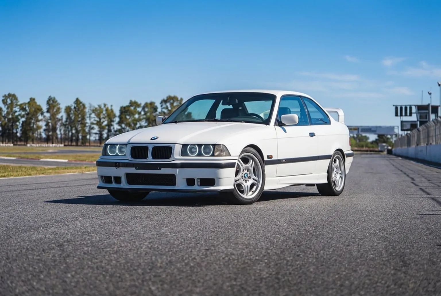 Detalle del BMW E36 blanco de drift al costado de la pista, regalo de graduacion universitaria en Buenos Aires