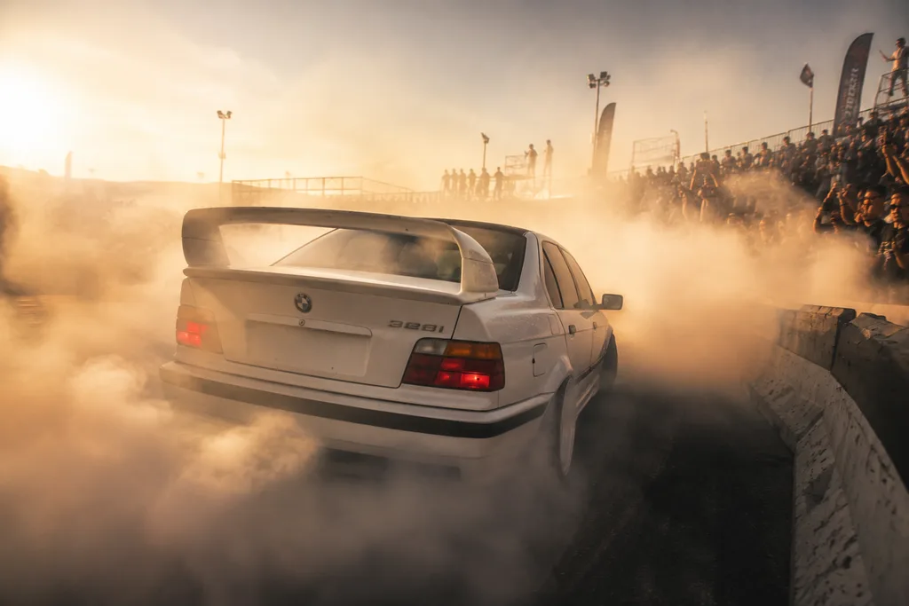 BMW E36 RWD con diferencial bloqueado derrapando en pista cerrada, experiencia unica como regalo