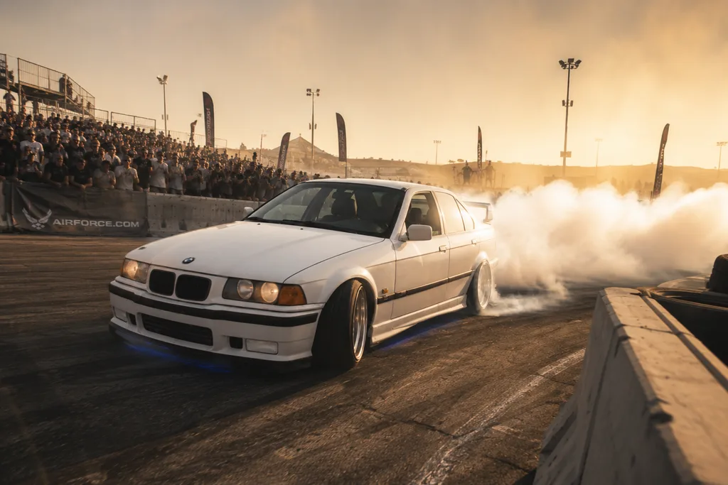 BMW E36 derrapando en autodromo cerrado al atardecer, experiencia memorable como regalo de pareja