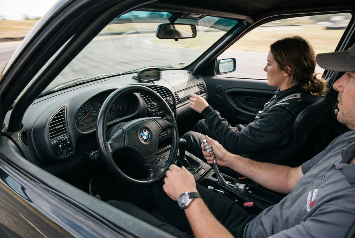 BMW E36 iniciando uma derrapagem controlada em pista fechada com um aluno iniciante ao volante