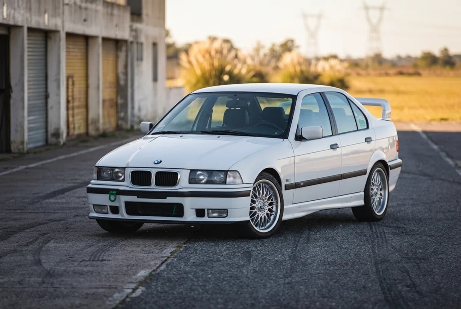 BMW E36 328i de traccion trasera con diferencial bloqueado preparado para clase de drift en autodromo