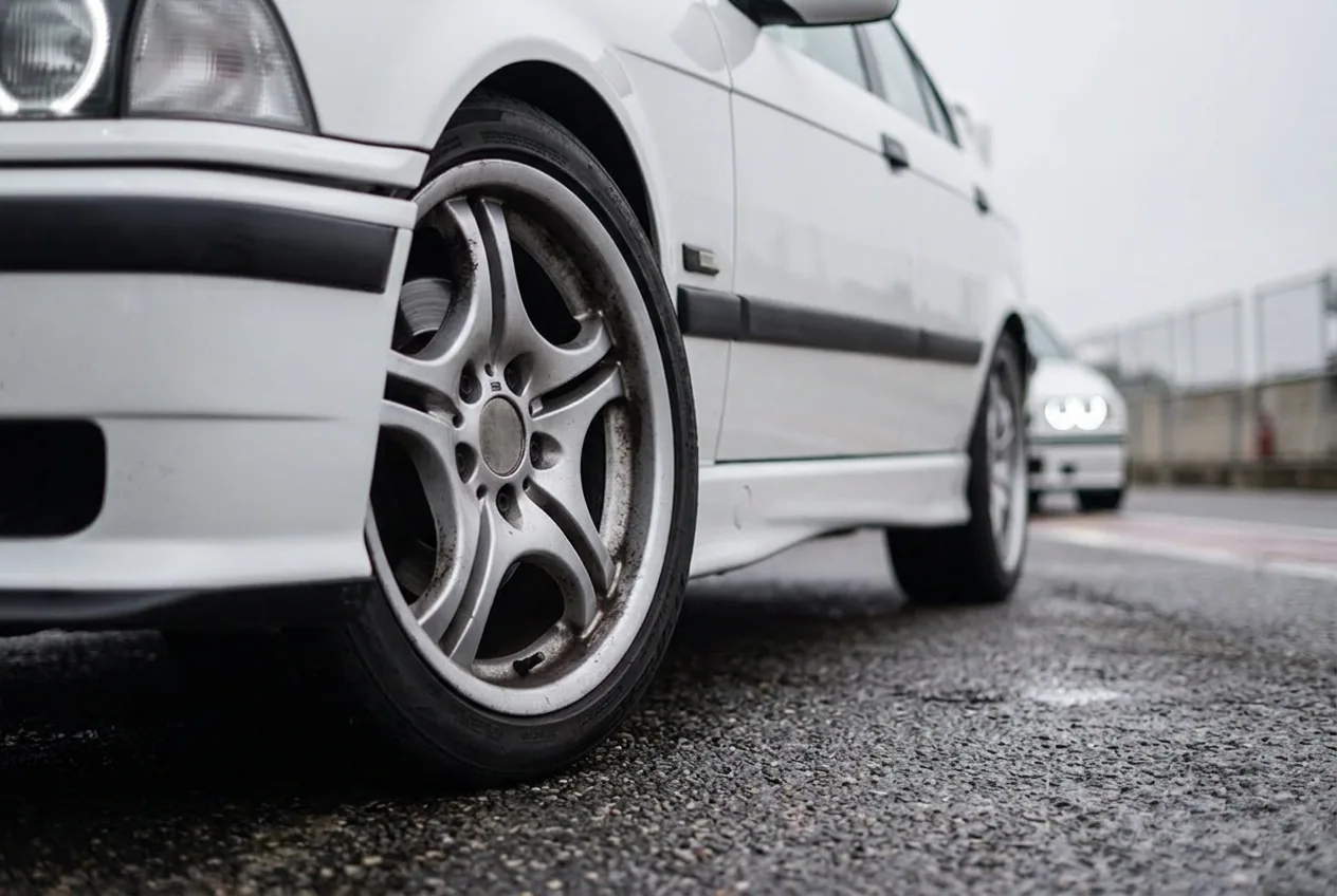 Detalle de llanta multirayos del BMW E36 blanco, experiencia drift premium de regalo en Buenos Aires
