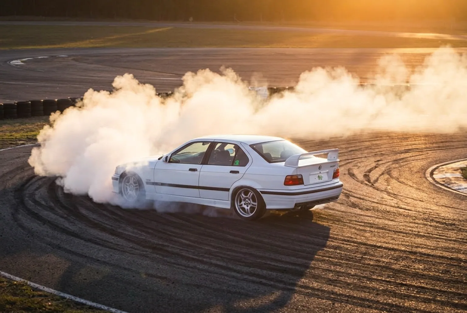 Alumno haciendo su primera dona controlada en el BMW E36 de drift en pista cerrada de Buenos Aires