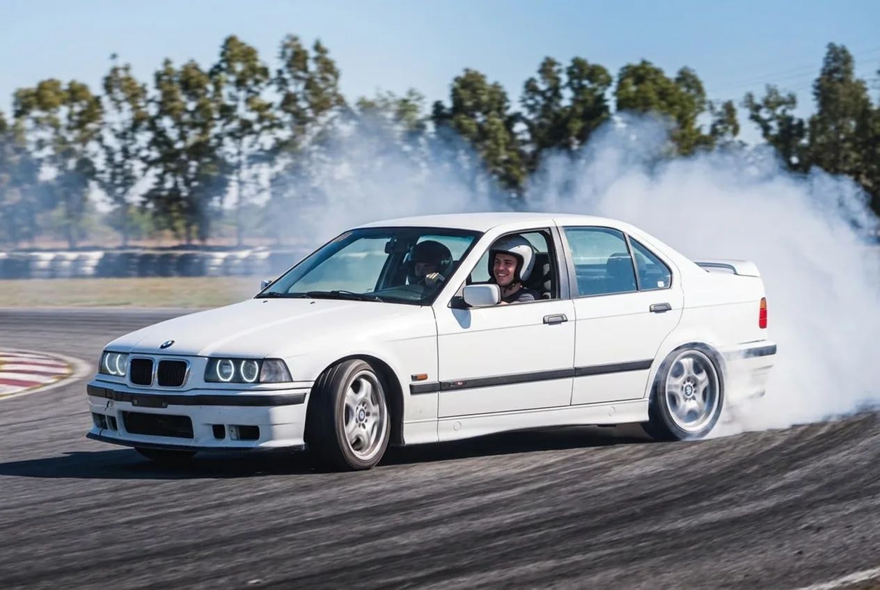 Novio fierrero al volante de un BMW E36 RWD derrapando en autodromo cerrado cerca de Buenos Aires