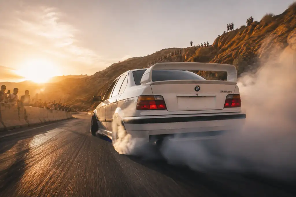 BMW E36 328i RWD y Toyota 86 en autodromo cerrado de Buenos Aires al atardecer — Drift School Racing Rental