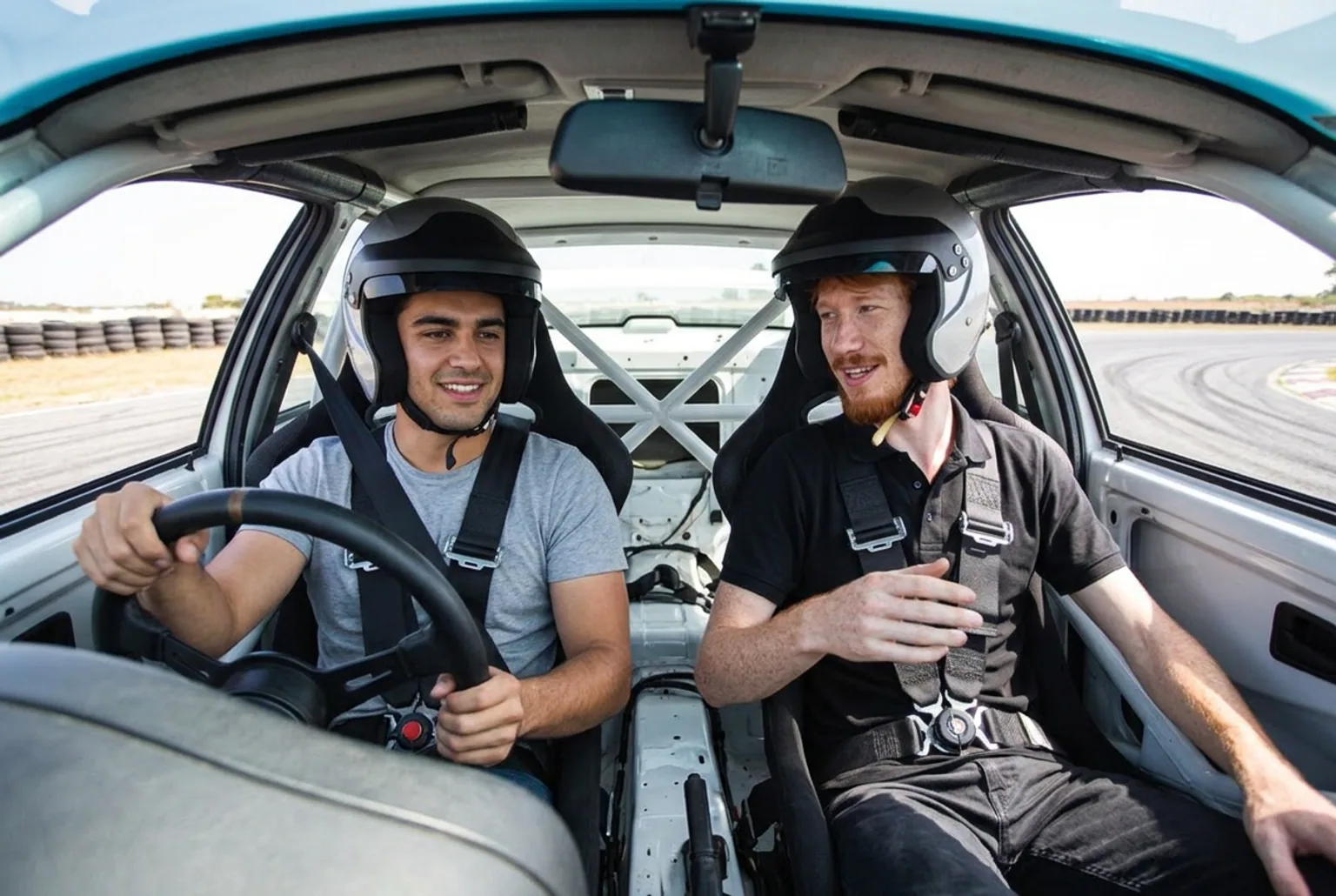 Instructor de drift enseñando a un alumno dentro del BMW E36 en clase regalada para San Valentin