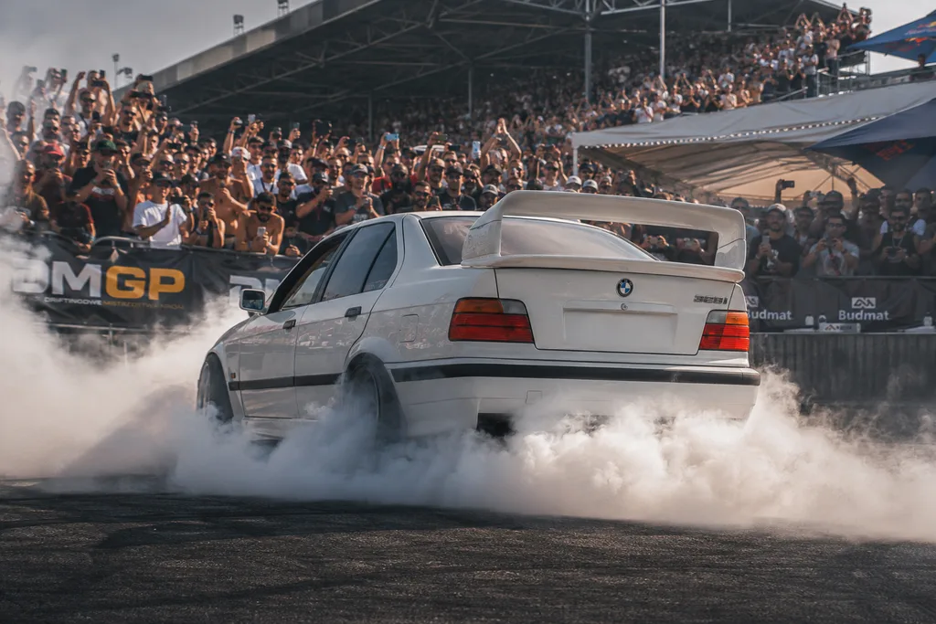 BMW E36 derrapando en autodromo cerrado al atardecer, experiencia que se acuerda toda la vida