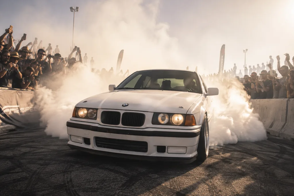 BMW E36 generando humo en curva de pista privada, regalo memorable para hombre en Buenos Aires