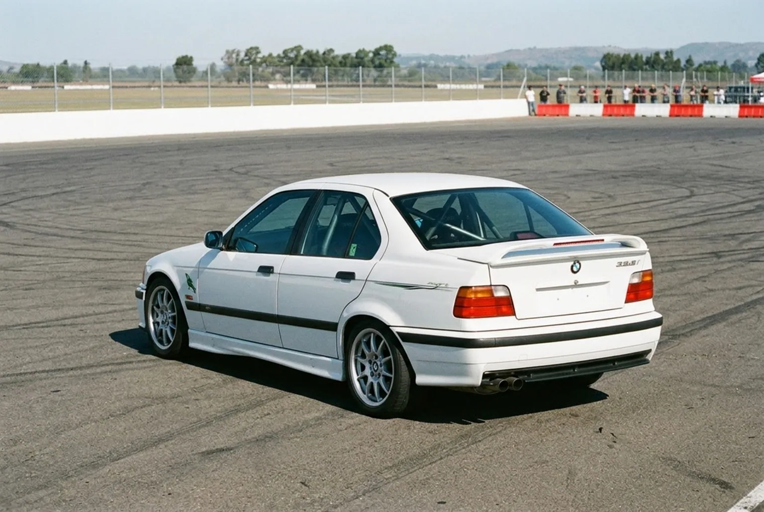 BMW E36 de traccion trasera preparado para un show de drift en un autodromo cerrado de Buenos Aires