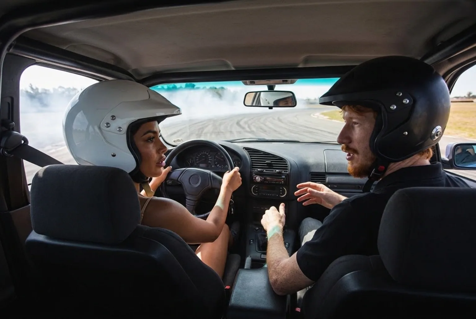 Instructor y alumno dentro del BMW E36 derrapando en autodromo cerrado cerca de Buenos Aires