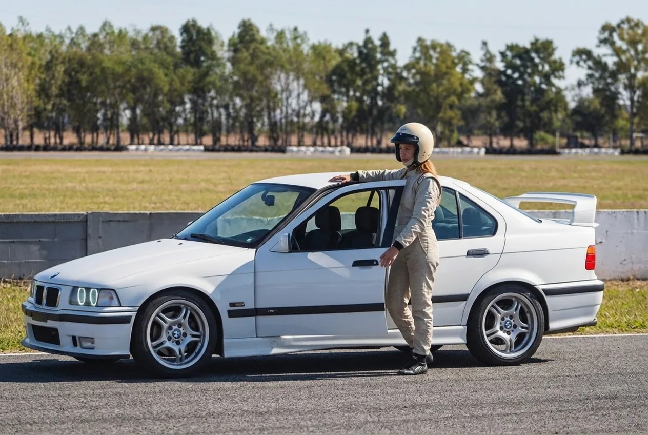 Joven con casco lista para subirse a manejar el BMW E36 por la puerta del conductor, de la pantalla al volante